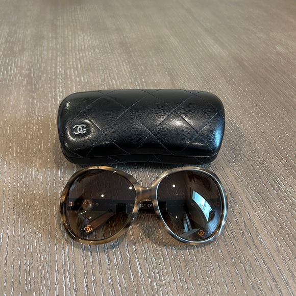 CHANEL Tortoise Shell Sunglasses with Black Case - Picture 1 of 11